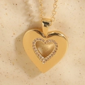 Dettaglio del ciondolo a cuore con pavé di zirconi e catena placcata oro 14K - Cuore di Zirconia Lucido (XL2188-3)