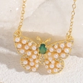 Pendente farfalla dorato con perle e pietra verde su una catenina elegante - Farfalla Perla Artificiale (XL2119-2)