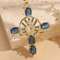 Colgante de cruz bañado en oro 14K con circonitas azules y grabado de la Virgen María - Circonita Azul