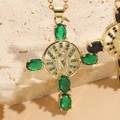 Collar con colgante de cruz chapado en oro de 14K con circonitas verdes - Zircón Verde