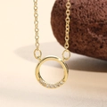 Collar de círculo dorado minimalista con circonitas brillantes micro-engastadas - Estilo Geométrico de Círculo Circonia (XL0083)