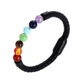 Vista detallada de la pulsera trenzada de 7 chakras con cordón negro y cierre magnético - 19cm / Negro