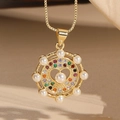 Collar con colgante redondo dorado con perla de corazón y circonitas de colores - Corazón Redondo
