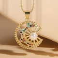Elegante colgante dorado con diamantes de imitación de colores y perla blanca central - Perla de Luna