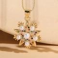 Collar de copo de nieve dorado con gemas coloridas y perlas blancas en cadena de oro - Perla de Pentagrama