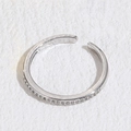 Verstellbarer Silberring mit funkelnden Zirkonia-Steinen im geometrischen Design - Einreihige Runde Zirkonia (JZ0237) - Silber