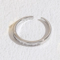 Minimalistischer silberner offener Ring mit einer Reihe quadratischer Zirkonia-Steine - Quadratische Zirkonia (JZ0237) - Silber