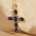 Collar con colgante de cruz con gemas ovales azul oscuro y cadena dorada tipo o - Azul Zafiro