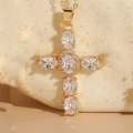 Elegante collar con colgante de cruz de oro de 14K con circonitas ovaladas y cadena fina - Blanco