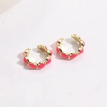Paar goldene C-Ohrklemmen mit pinkfarbenen Emaille-Punkten im minimalistischen Stil - Fuchsia