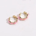 Rosafarbene Emaille-Ohrklemmen in Goldoptik mit elegantem geometrischem Wellenmuster - Rosa