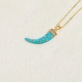 Elegante lange Horn-Halskette mit blauem Emaille und vergoldeten Zirkonia-Akzenten - Blau