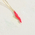 Collier chaîne dorée minimaliste avec un pendentif piment rose vif pour femmes - Rouge