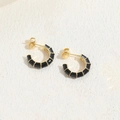 Bambus-C-Ohrringe mit schwarzem Emaille und hochwertiger 14K Goldbeschichtung - Schwarz