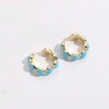 Goldene Ohrmanschette in Wellenform mit hellblauem Emaille-Inlay für Damen im Boho-Stil - Aqua