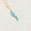 Collier en chaîne dorée moderne avec un pendentif irrégulier turquoise texturé - Bleu clair