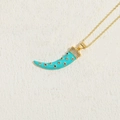 Himmelblauer Horn-Anhänger mit bunten Zirkonia an einer feinen goldenen Kette - Hellblau