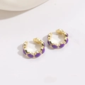 Minimalistische goldene C-Ohrklemmen mit glänzend violetter Emaille-Beschichtung - Lila