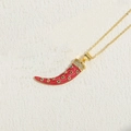 Goldene Cornicello-Halskette mit rotem Emaille-Horn-Anhänger und bunten Strasssteinen - Rot