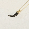 Goldene Horn-Halskette mit schwarzer Emaille und bunten Zirkonsteinen an dünner Kette - Schwarz
