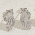 Gedetailleerd macrozicht van zilveren vlindervleugel oorbellen met fijne textuur details - Radiaal Patroon Vlinder Vleugel Knoppen / Platina Stijl (ER2096)