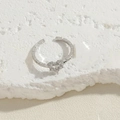 Anillo de corazón ajustable en plata con circonitas sobre una base de piedra blanca - Anillo Corazón Hueco (Oro Blanco)