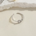 Anillo ajustable de plata con corazón calado y piedras de circonita blanca - Anillo Circonia Hueco (Oro Blanco)