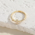 Eleganter vergoldeter offener Ring mit Katzenaugen-Zirkon und Micro-Perlen-Blumendetails - Perle Zirkonia (JZ0291-3) / Gold