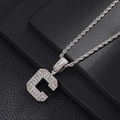 Macro-opname van de letter C hanger met zirkonia en zilveren touwketting in hiphopstijl - Zilver (Stijl C)