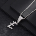 Macro-opname van zilveren letter E-hanger met zirkonia aan een gedraaide schakelketting - Letter E (Zilver) / 20 inch Touwketting