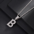 Dettaglio del ciondolo a lettera B con zirconi cubici e catena a corda in argento - Lettera B / Catena Twist da 20 Pollici / Argento