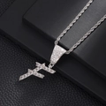 Macro-opname van een zilveren hiphop hanger met witte zirkoon aan een zwarte touwketting - Letter F (Zilver) / 20 inch Touwketting
