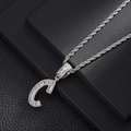 Dettaglio del ciondolo lettera C in argento con zirconi su una catena a fune - Lettera C / Catena Twist da 20 Pollici / Argento