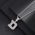Macro-detail van zilveren hiphop-halsketting met D-hanger en gezette zirkonia-stenen - Zilver (Stijl D)