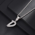 Dettaglio del ciondolo lettera D con zirconi baguette e catena a corda argento - Lettera D / Catena Twist da 20 Pollici / Argento