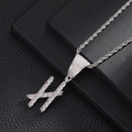 Macro detail van zilveren hiphop H-letter hanger met fonkelende zirkonia-stenen bezet - Letter H (Zilver) / 20 inch Touwketting