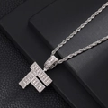 Détail macro du pendentif lettre F en argent avec zircons cubiques sur chaîne corde - Argent (Style F)
