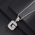 Vue macro du pendentif hip hop en argent avec zircons sertis et design de lettre G - Argent (Style G)