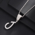 Close-up van hiphop hanger letter J met touwketting en geplaveide zirkoniasteen - Letter J (Zilver) / 20 inch Touwketting