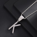 Macro-opname van een zilveren letter K hanger met zirkonia stenen en een gedraaide ketting - Letter K (Zilver) / 20 inch Touwketting