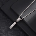 Gros plan du pendentif rectangulaire glacé avec zircons brillants sur une chaîne corde - Argent (Style I)