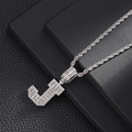 Vue macro du pendentif Hip Hop lettre J argenté avec zircons et chaîne torsadée - Argent (Style J)