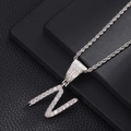 Macro-opname van zilverkleurige letter N hanger met zirkonia op een gedraaide ketting - Letter N (Zilver) / 20 inch Touwketting
