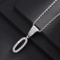 Macro-opname van zilveren hiphop-hanger met witte zirkonen aan een dikke gedraaide ketting - Letter O (Zilver) / 20 inch Touwketting