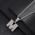 Détail du pendentif lettre M hip hop glacé avec zircons carrés et chaîne de corde argentée - Argent (Style M)