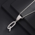 Detail van zilveren hiphop letter Q hanger met zirkonia aan een gedraaide ketting - Letter Q (Zilver) / 20 inch Touwketting