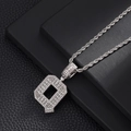 Gros plan du pendentif lettre Q en argent avec oxydes de zirconium et chaîne torsadée - Argent (Style Q)