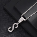 Detailopname van de hiphop letter S hanger met zirkonia steentjes aan een touwketting - Letter S (Zilver) / 20 inch Touwketting
