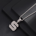 Vue macro du pendentif Hip Hop lettre S argenté avec pavage de zircons étincelants - Argent (Style S)