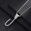 Macro-opname van de letter U-hanger met glanzende zirkonia en een zilveren gedraaide ketting - Letter U (Zilver) / 20 inch Touwketting